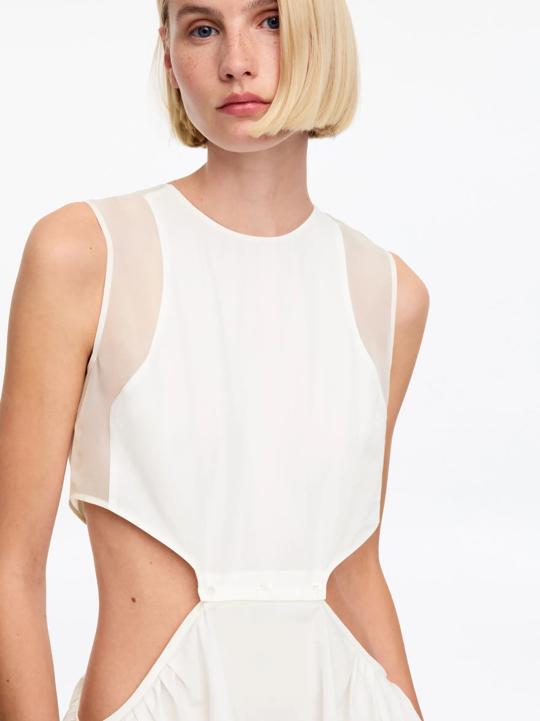 ARKET und Laila Gohar Latzkleid